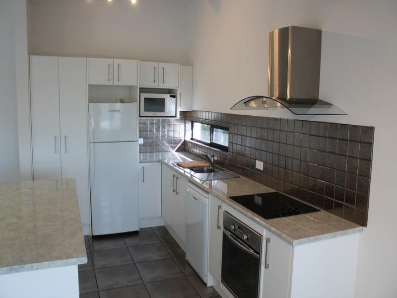 12/30 Holland Court, Broadbeach Waters QLD 4218