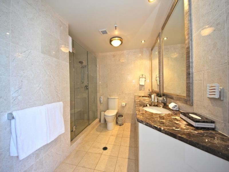 2633 GOLD COAST HIGHWAY, Broadbeach QLD 4218
