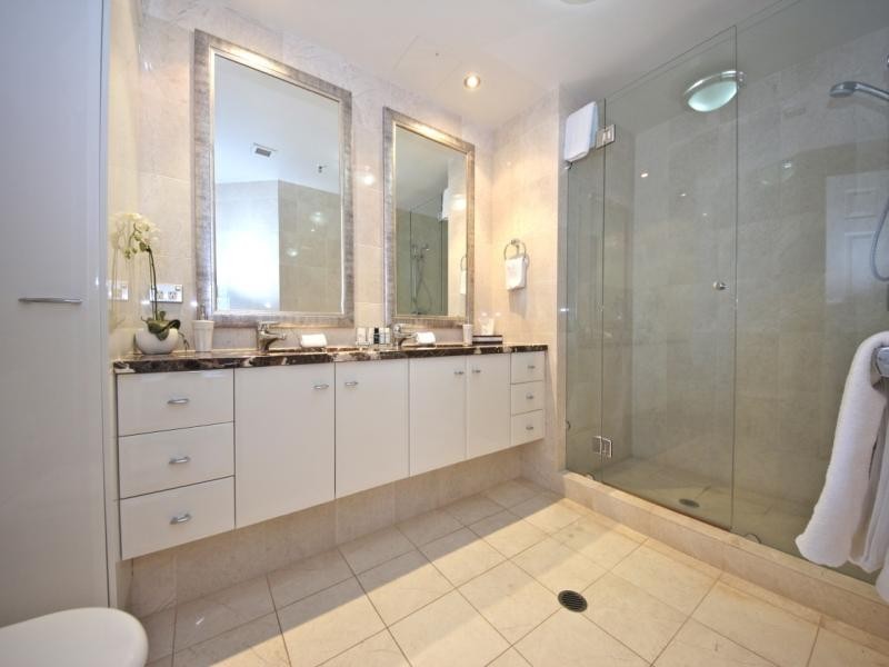 2633 GOLD COAST HIGHWAY, Broadbeach QLD 4218