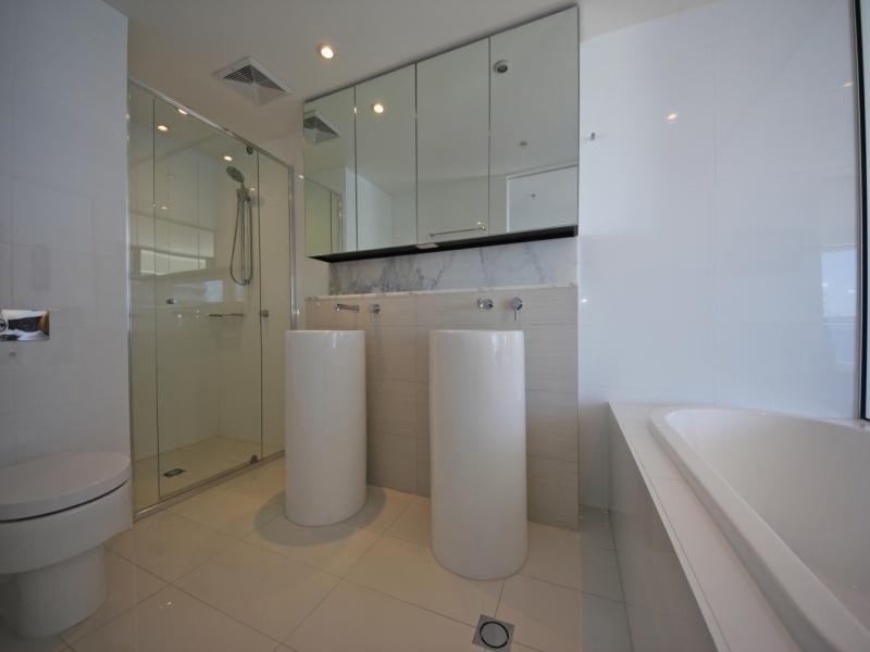 4 Charles Avenue, Broadbeach QLD 4218