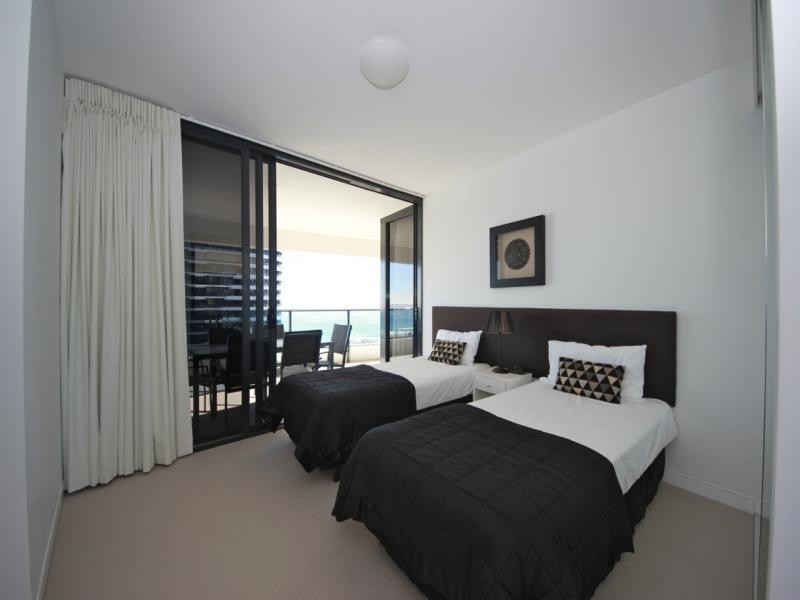 4 Charles Avenue, Broadbeach QLD 4218