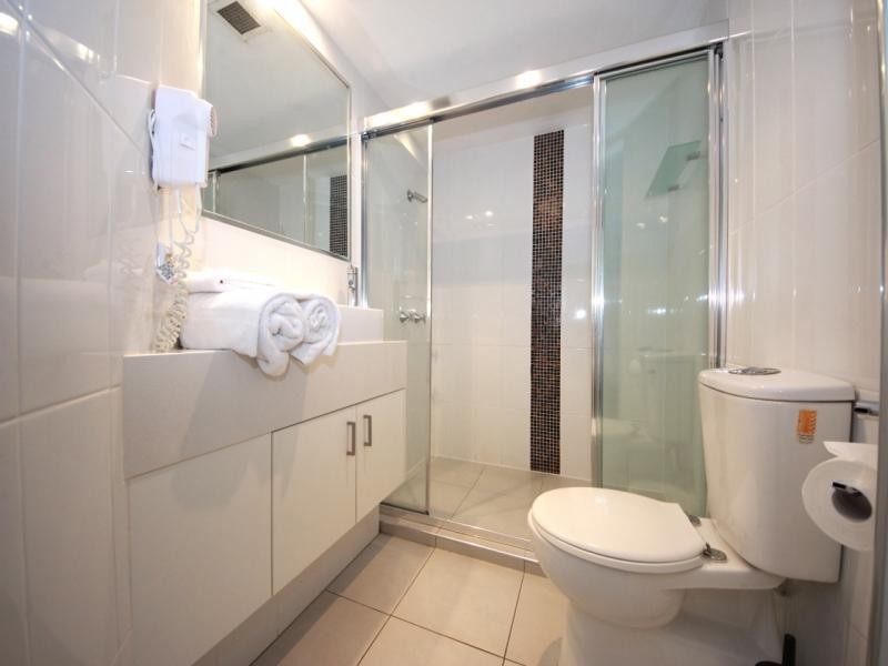 10 Alexandra Ave, Broadbeach QLD 4218