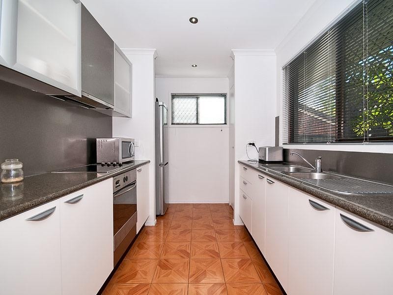 64 Ridgeway Avenue, Southport QLD 4215