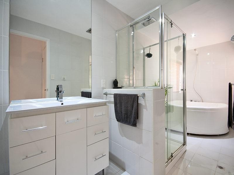 64 Ridgeway Avenue, Southport QLD 4215