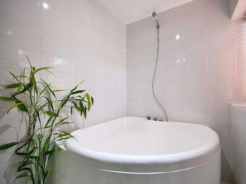 64 Ridgeway Avenue, Southport QLD 4215