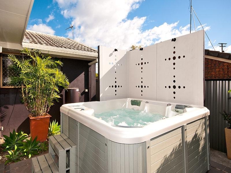 64 Ridgeway Avenue, Southport QLD 4215