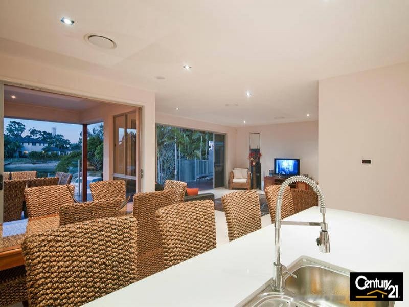 73 Rudd Court, Broadbeach Waters QLD 4218