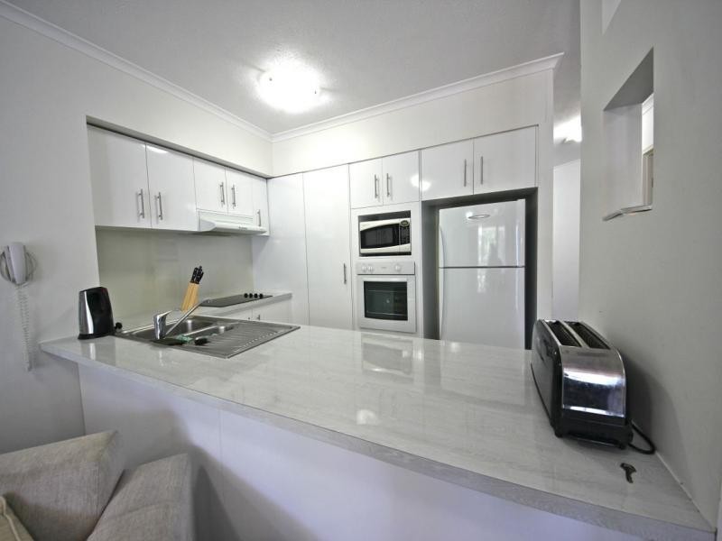 124/10-16 Alexandra Avenue, Broadbeach QLD 4218