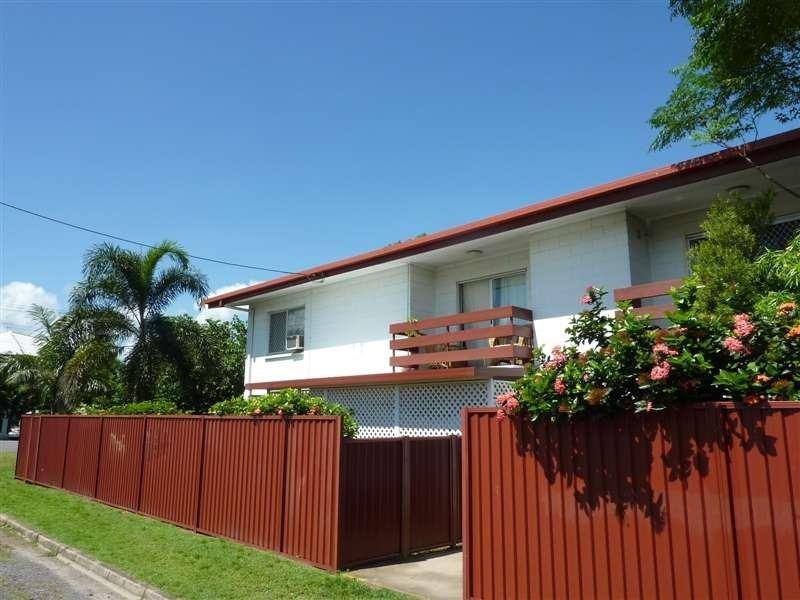 2/26B Upward Street, Cairns North QLD 4870