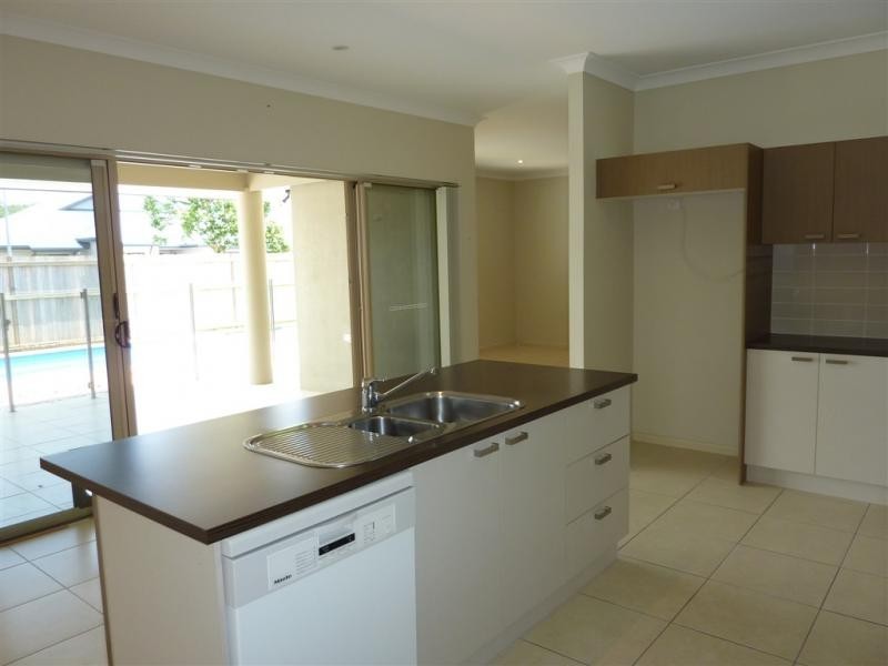 2 Aniston Street, White Rock QLD 4868