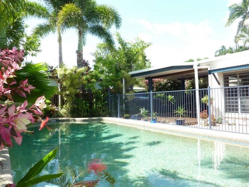 8 Mark Close, Holloways Beach QLD 4878