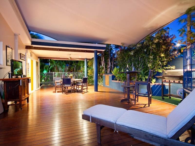 8 Mark Close, Holloways Beach QLD 4878