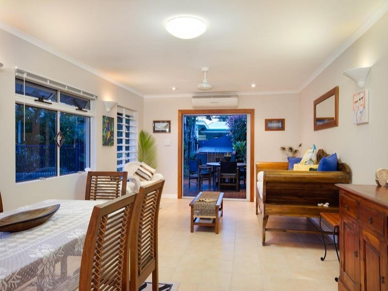 8 Mark Close, Holloways Beach QLD 4878