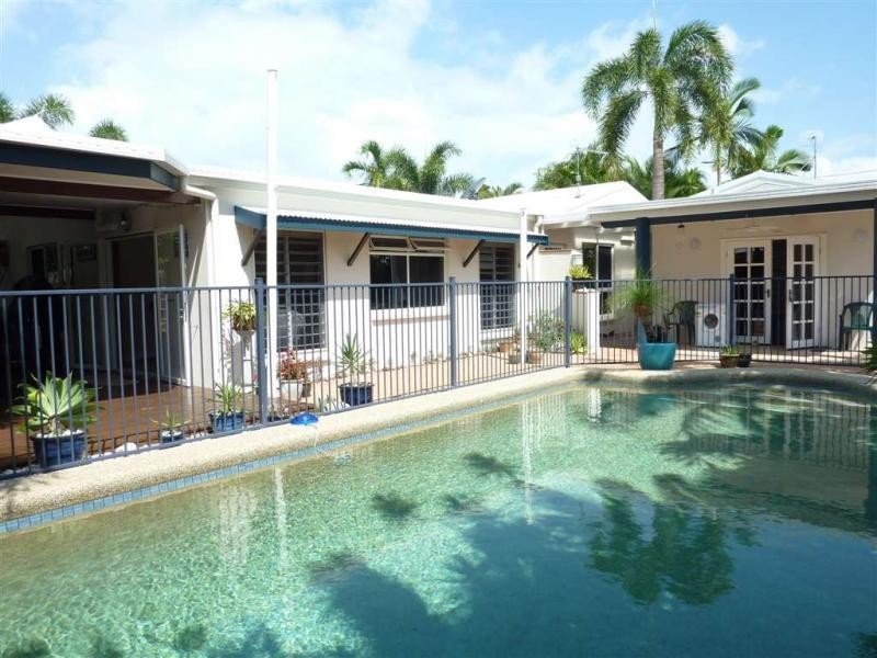 8 Mark Close, Holloways Beach QLD 4878