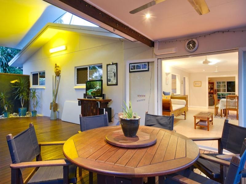 8 Mark Close, Holloways Beach QLD 4878