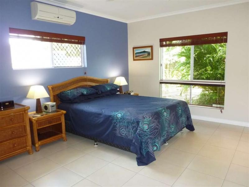 8 Mark Close, Holloways Beach QLD 4878