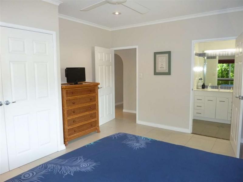8 Mark Close, Holloways Beach QLD 4878