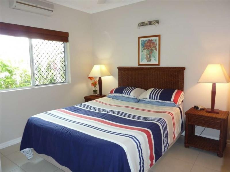 8 Mark Close, Holloways Beach QLD 4878