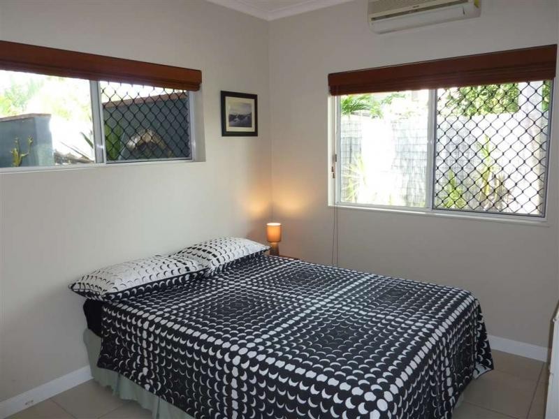 8 Mark Close, Holloways Beach QLD 4878