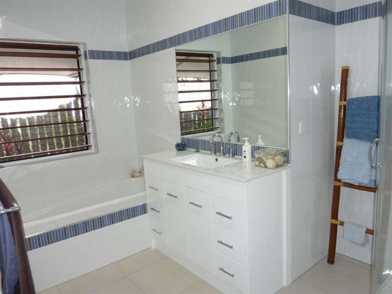8 Mark Close, Holloways Beach QLD 4878