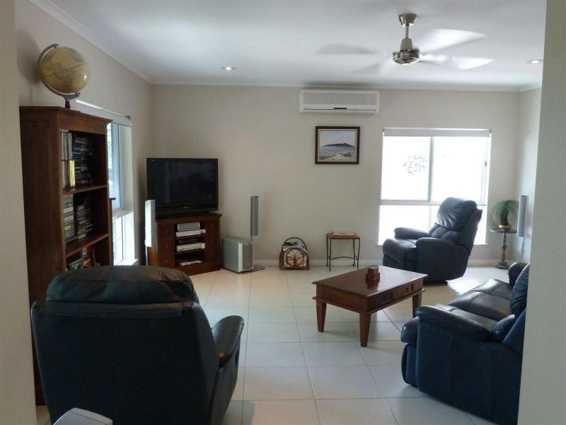 8 Mark Close, Holloways Beach QLD 4878