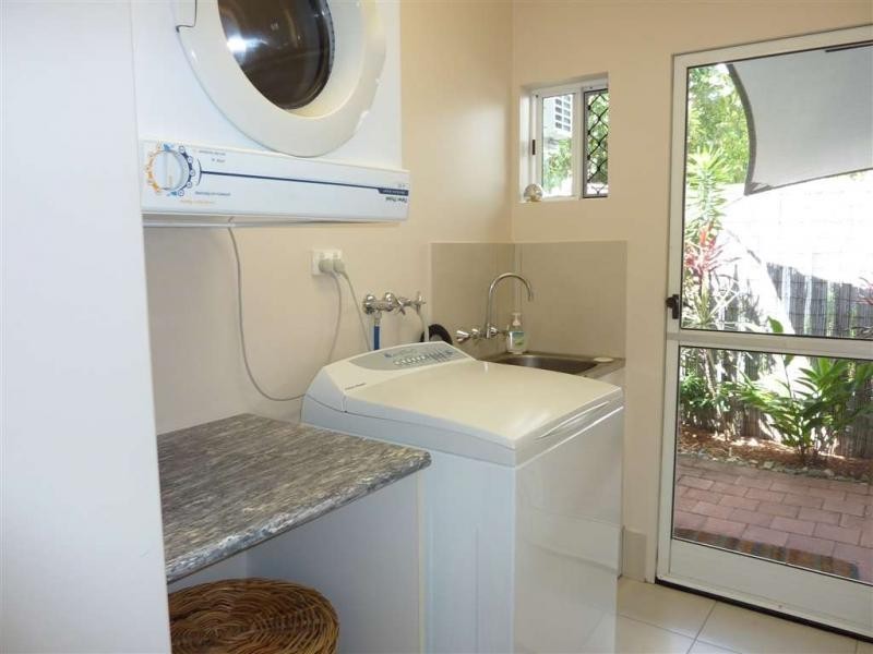 8 Mark Close, Holloways Beach QLD 4878