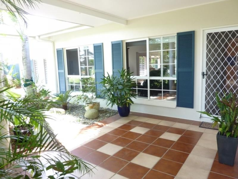 8 Mark Close, Holloways Beach QLD 4878