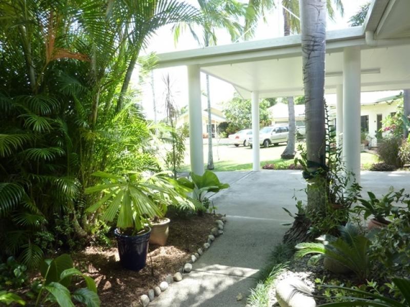 8 Mark Close, Holloways Beach QLD 4878