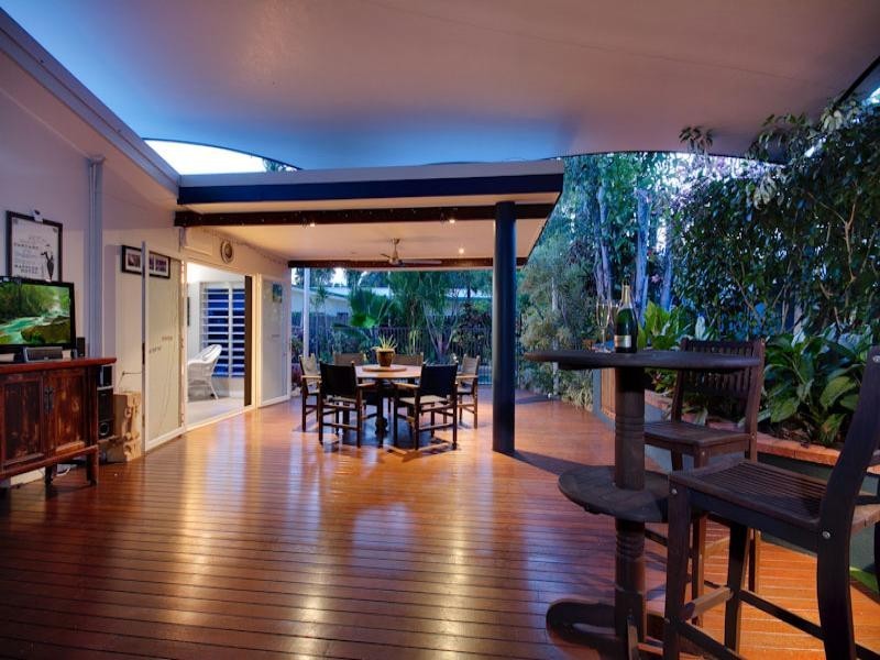 8 Mark Close, Holloways Beach QLD 4878