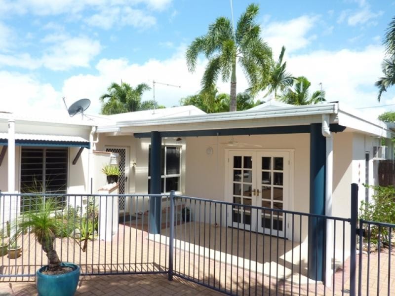 8 Mark Close, Holloways Beach QLD 4878