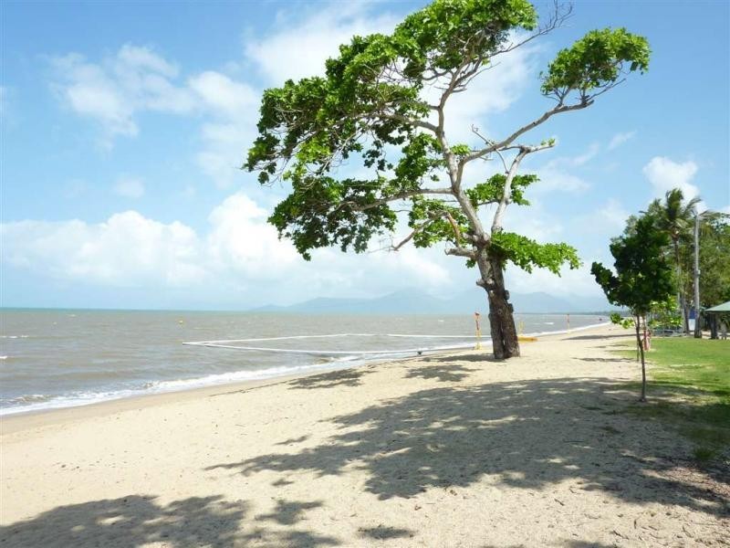 8 Mark Close, Holloways Beach QLD 4878