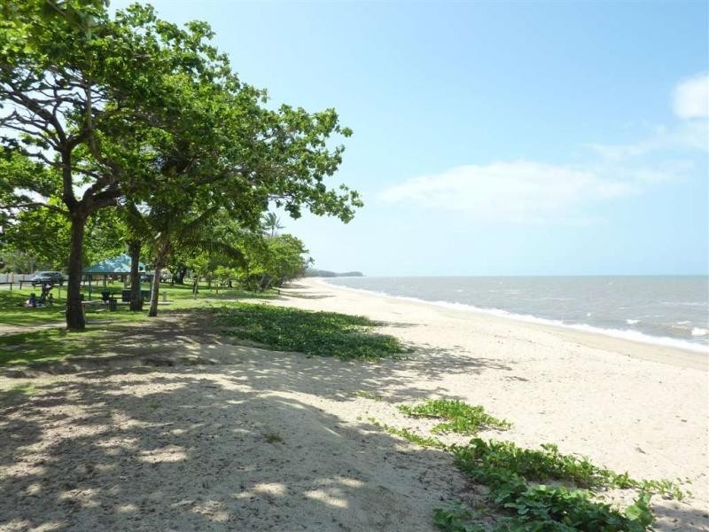 8 Mark Close, Holloways Beach QLD 4878