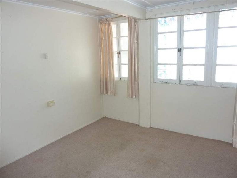 237 Lyons Street, Westcourt QLD 4870