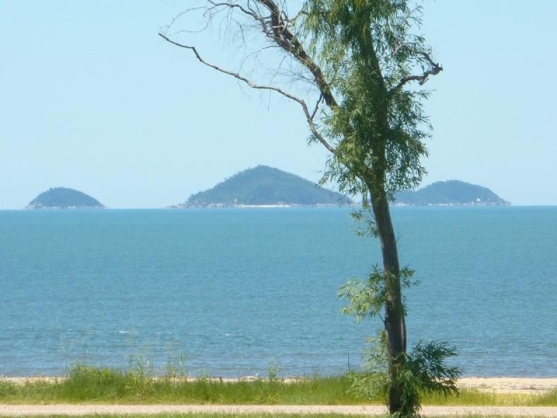 77 Taylor Street, Tully Heads QLD 4854