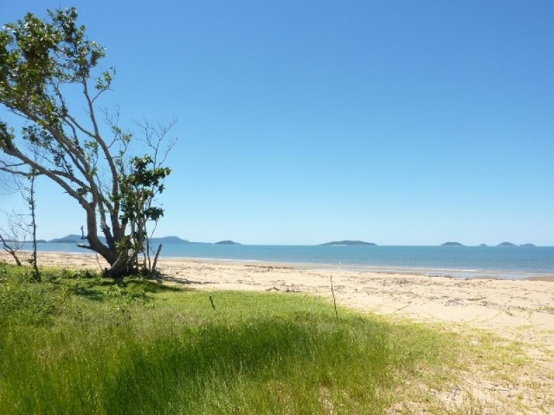 77 Taylor Street, Tully Heads QLD 4854