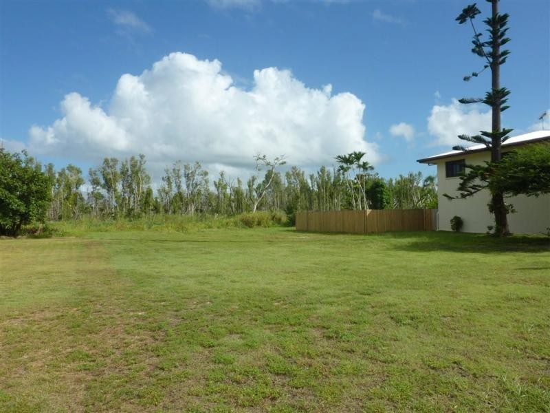 77 Taylor Street, Tully Heads QLD 4854