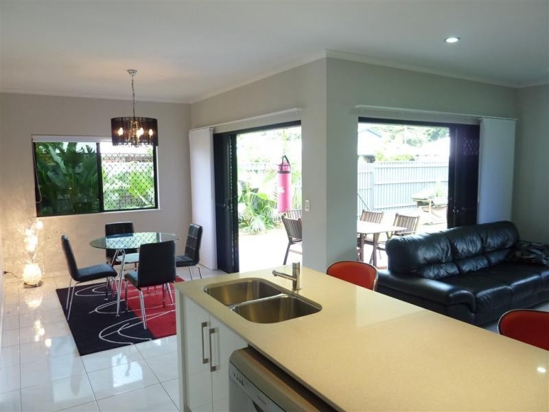 1 Daykin Close, Redlynch QLD 4870