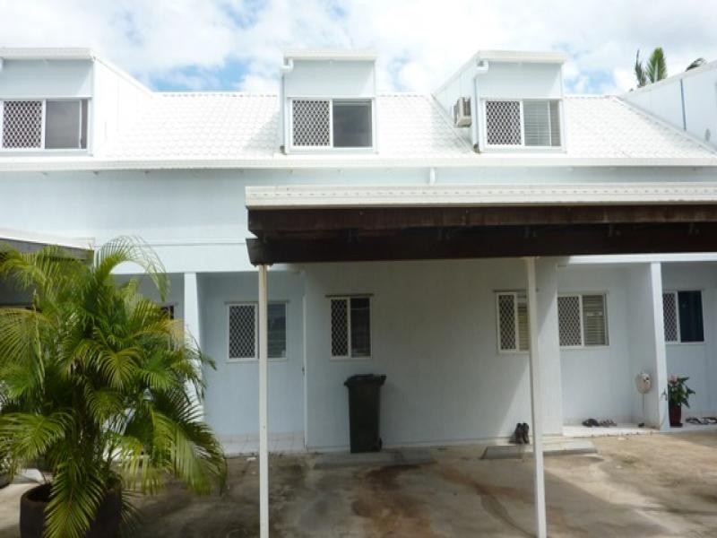 9/464 McCoombe Street, Mooroobool QLD 4870