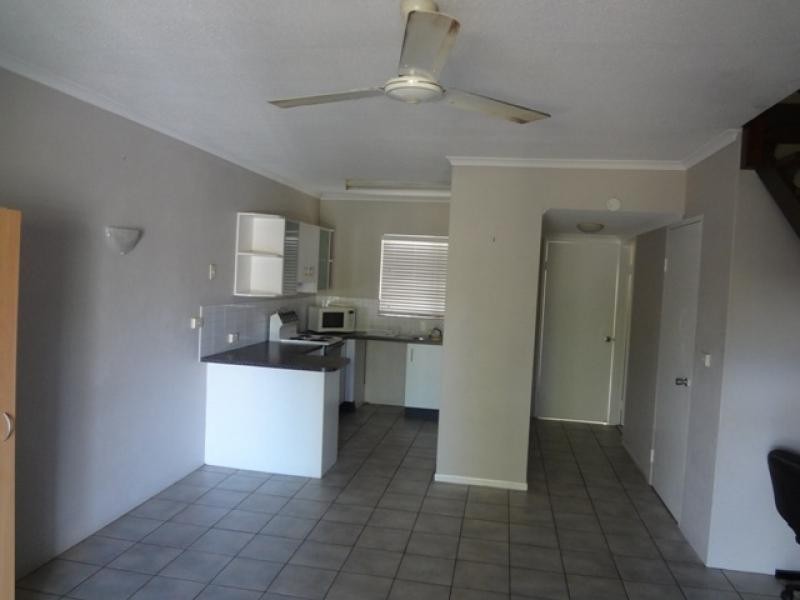 2/14 Girralong Street, Woree QLD 4868