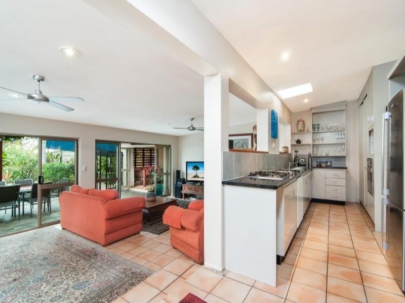 6 Oak Street, Oak Beach QLD 4877