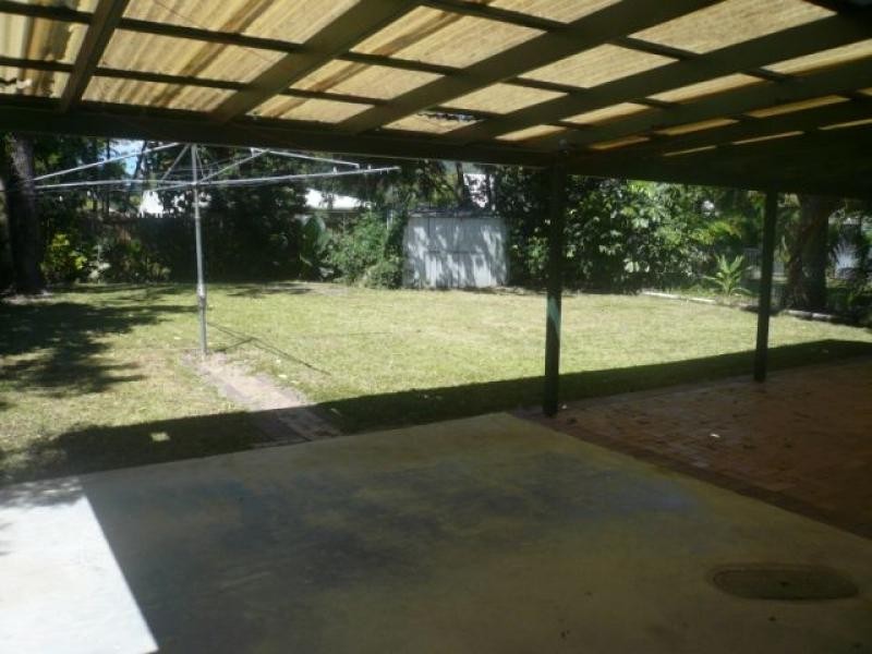 32 Middlemiss St, Mossman QLD 4873