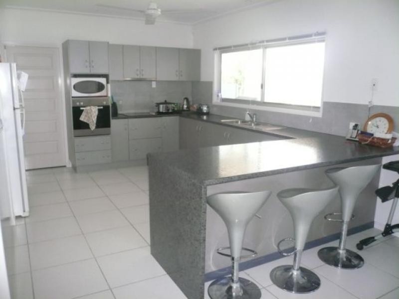 17 White Oak Ave, Mossman QLD 4873