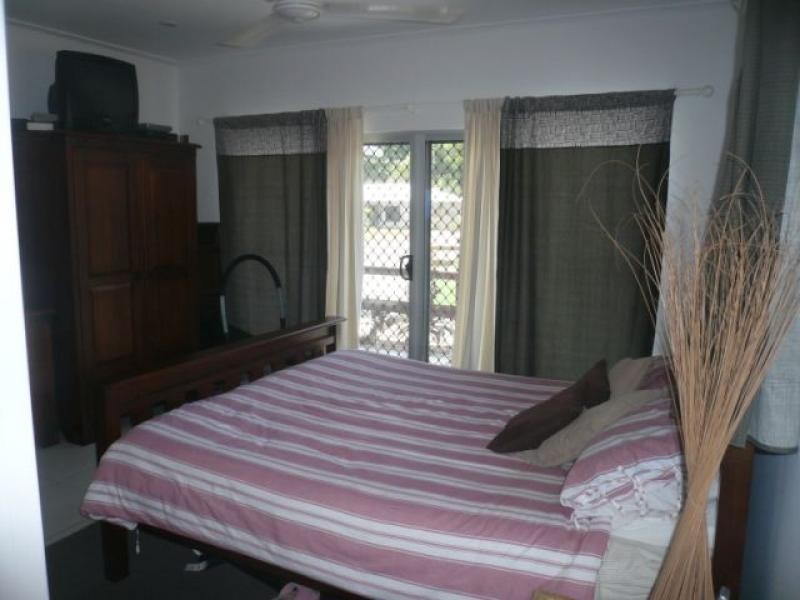 17 White Oak Ave, Mossman QLD 4873