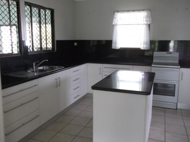 30 Pringle Street, Mossman QLD 4873