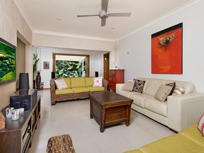 2 FINDLAY CRES, Oak Beach QLD 4877