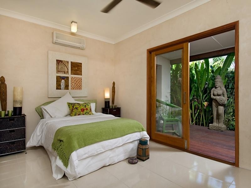 2 FINDLAY CRES, Oak Beach QLD 4877