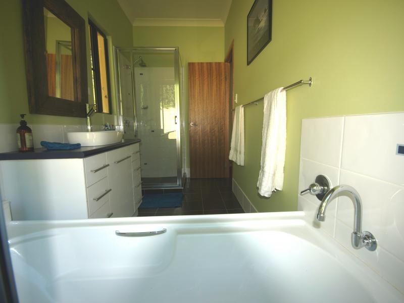 16 Robin Close, Whyanbeel QLD 4873