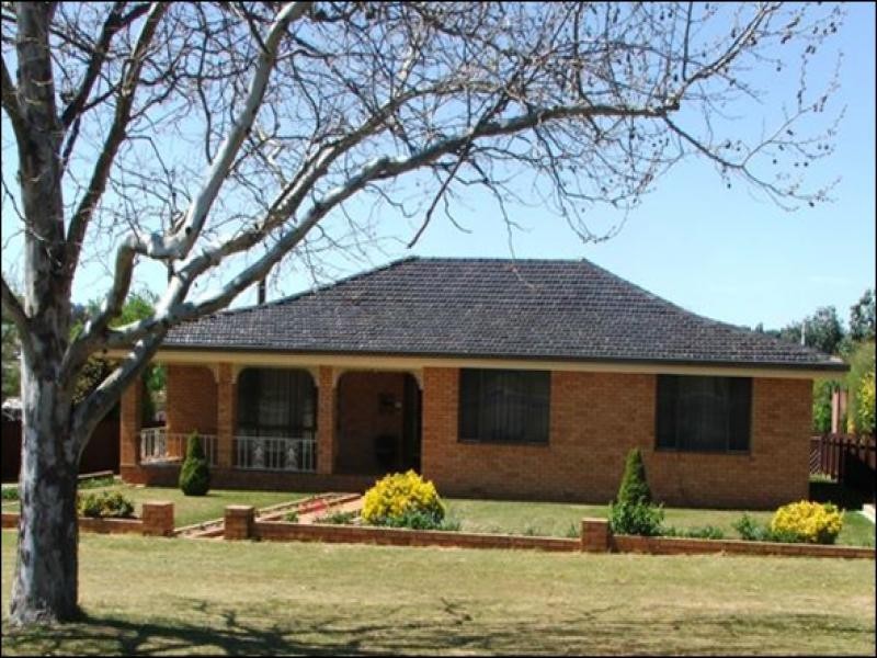 18 Plane Avenue, Uralla NSW 2358