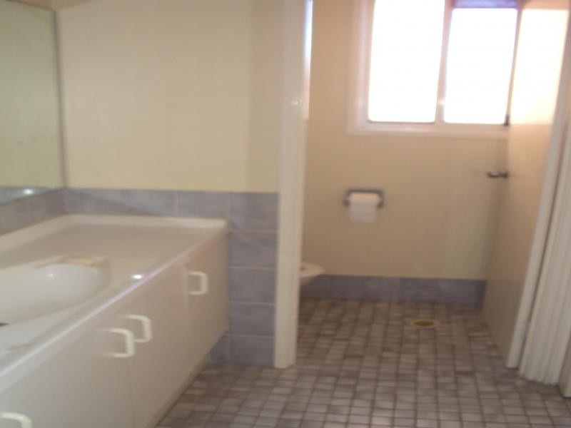 Edensor Park NSW 2176