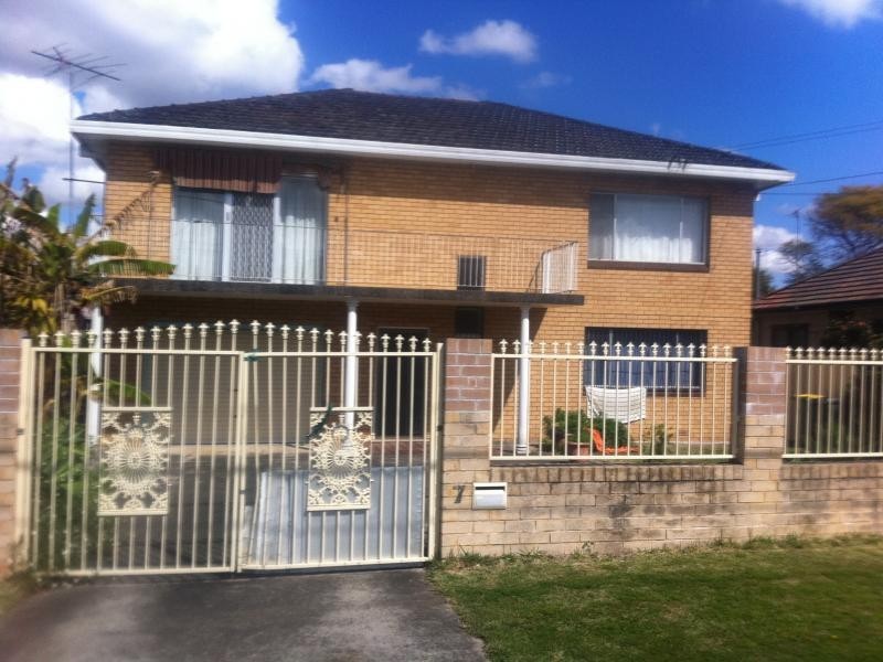 7  The Grove, Fairfield NSW 2165
